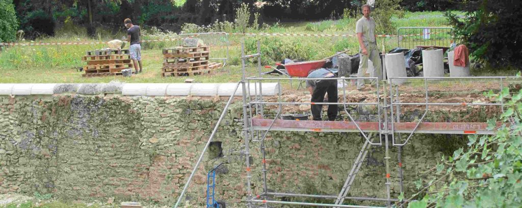 Echafaudage travail sur de la pierre